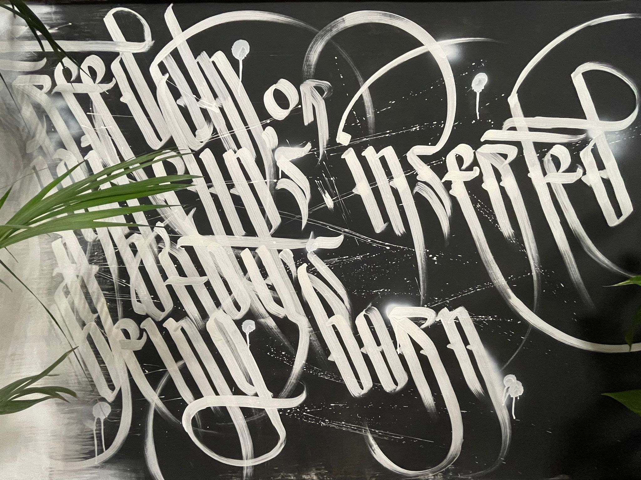Parete con lettering all’interno di D3S GO Tattoo Shop